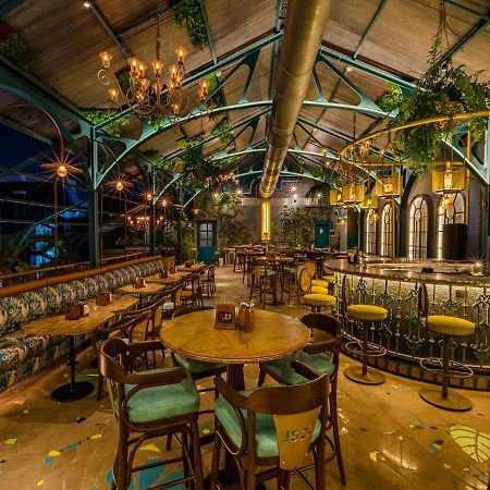 Goldfinch Hotel Мумбаи Экстерьер фото