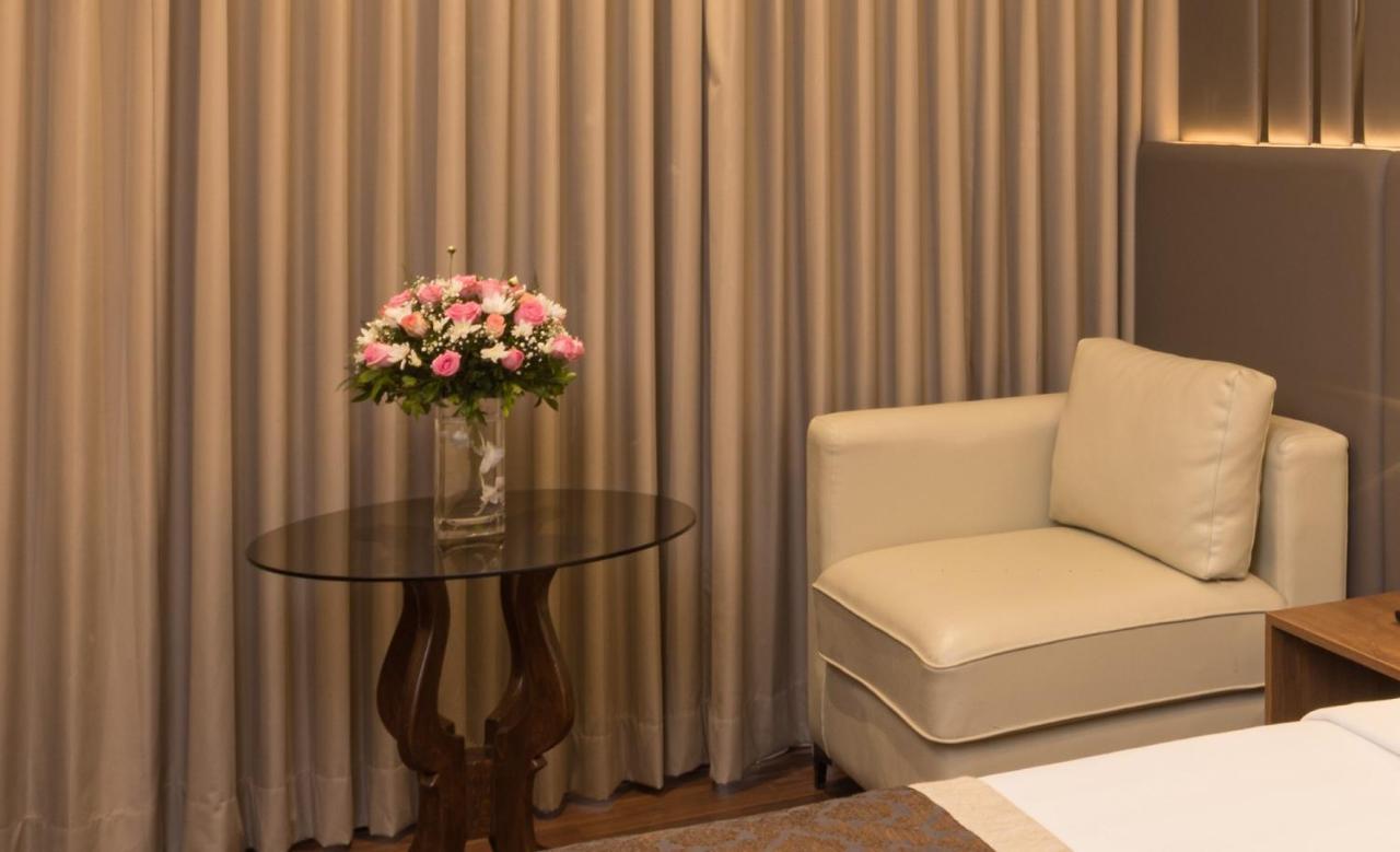 Goldfinch Hotel Мумбаи Экстерьер фото