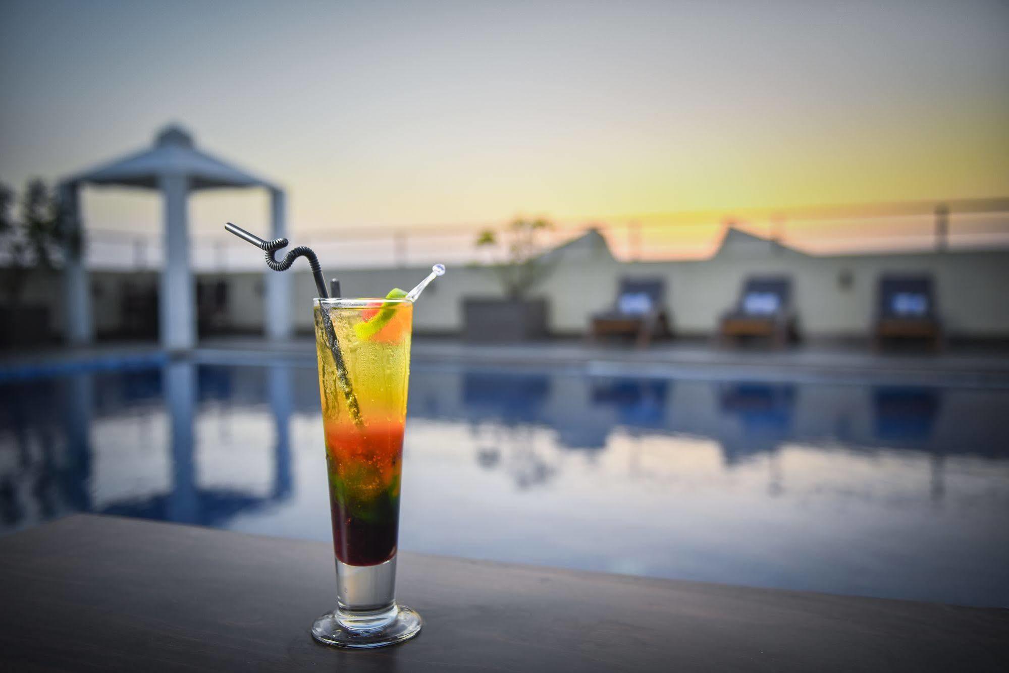 Goldfinch Hotel Мумбаи Экстерьер фото