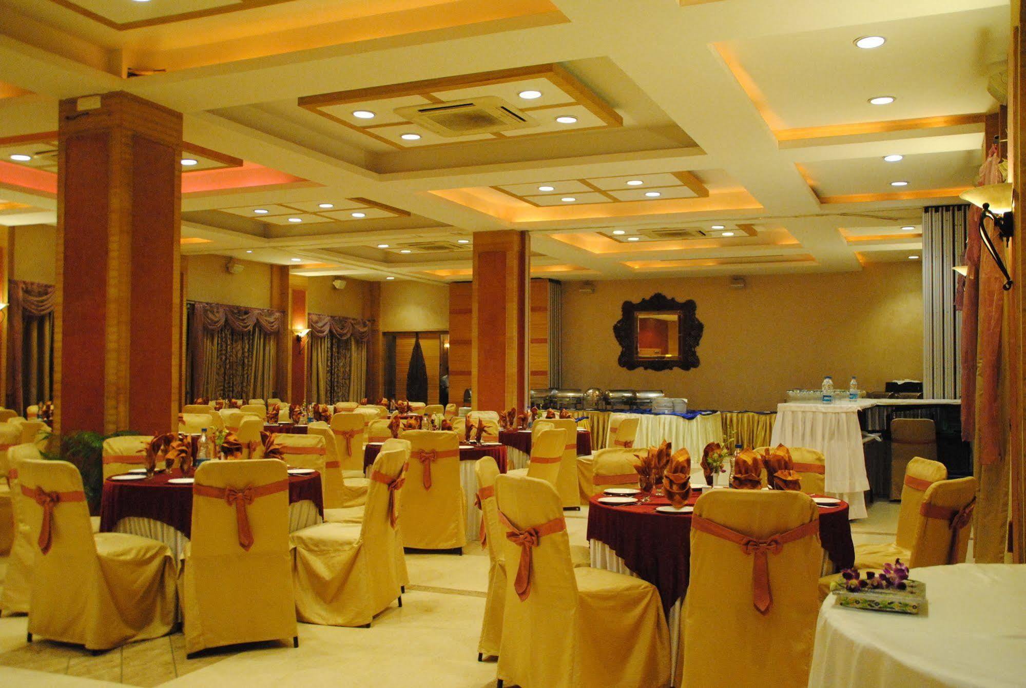 Goldfinch Hotel Мумбаи Экстерьер фото